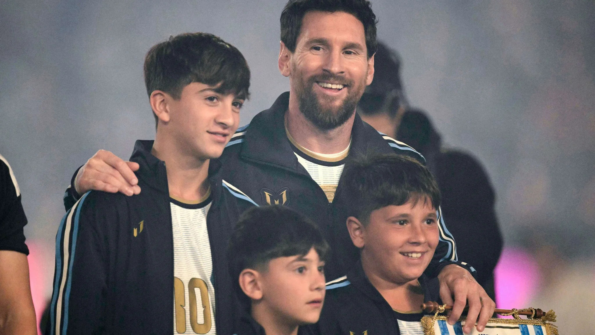 ليونيل ميسي يحتفل مع أبنائه في وداعه الرسمي للمنتخب الأرجنتيني بعد مسيرة حافلة بالأهداف والإنجازات.