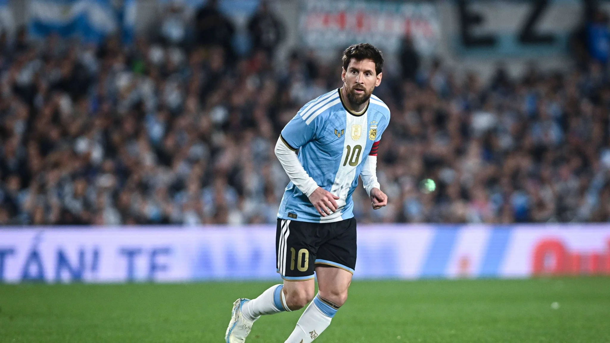 ليونيل ميسي يرتدي قميص الأرجنتين رقم 10 أثناء وداعه في ملعب المونومنتال وسط جمهور كبير في آخر مباراة دولية له.