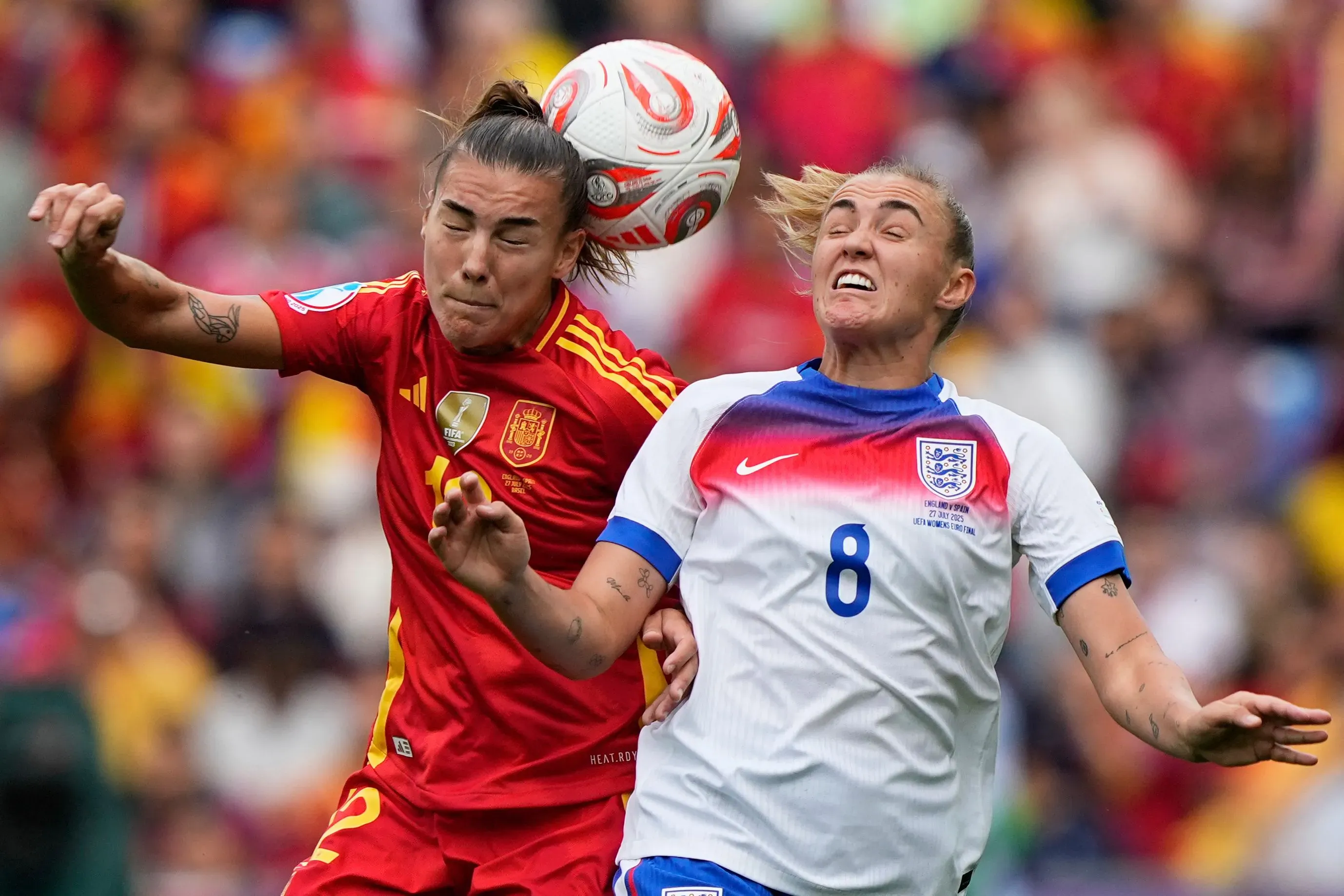 تصادم بين لاعبتين من إنجلترا وإسبانيا خلال نهائي يورو 2025 للسيدات، حيث تتنافس الفرق على الكرة في مباراة مثيرة.