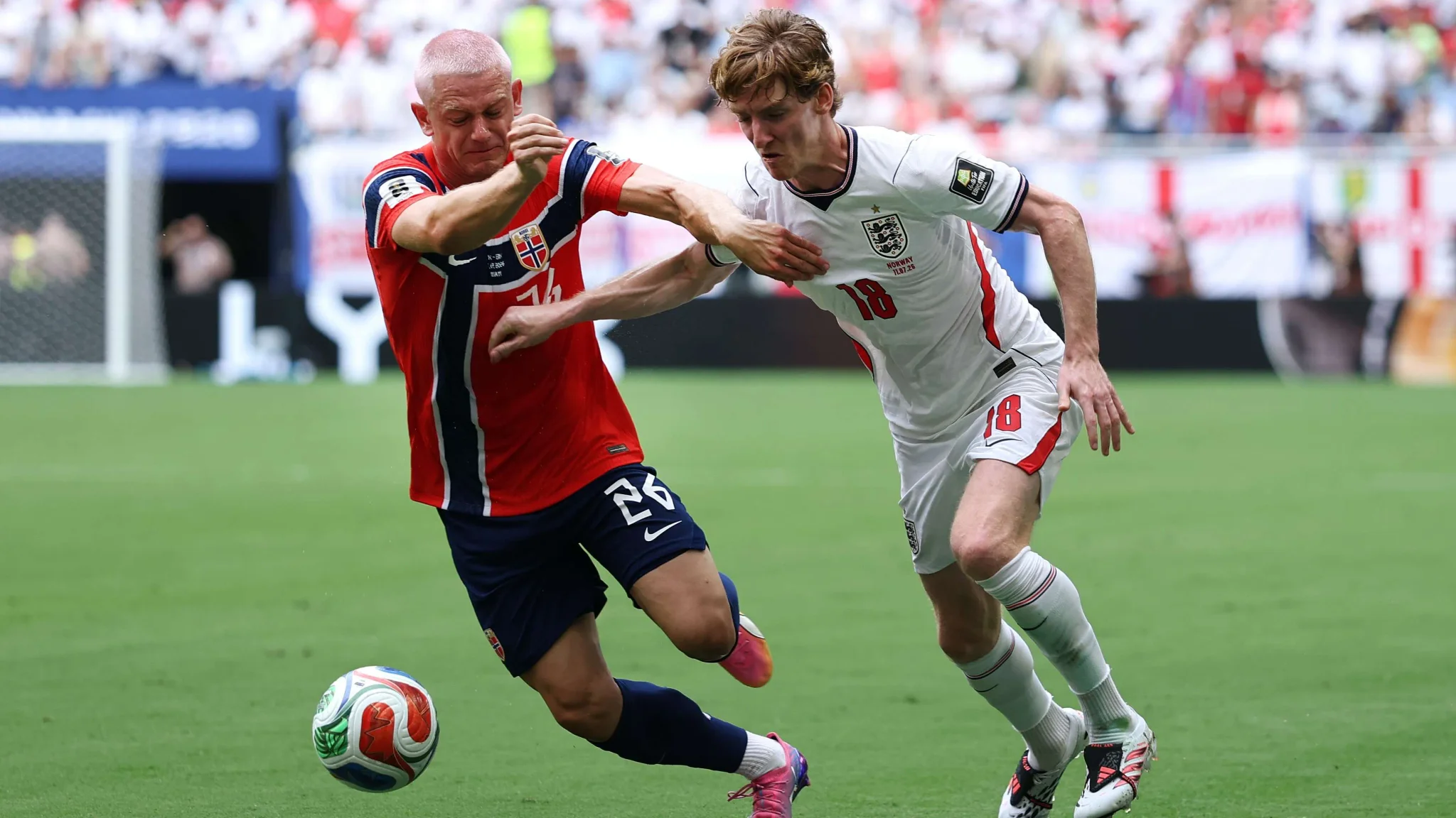 لاعبو منتخب إنجلترا والنرويج يتنافسان على الكرة خلال مباراة كرة قدم حماسية ضمن تصفيات كأس العالم في فلوريدا.