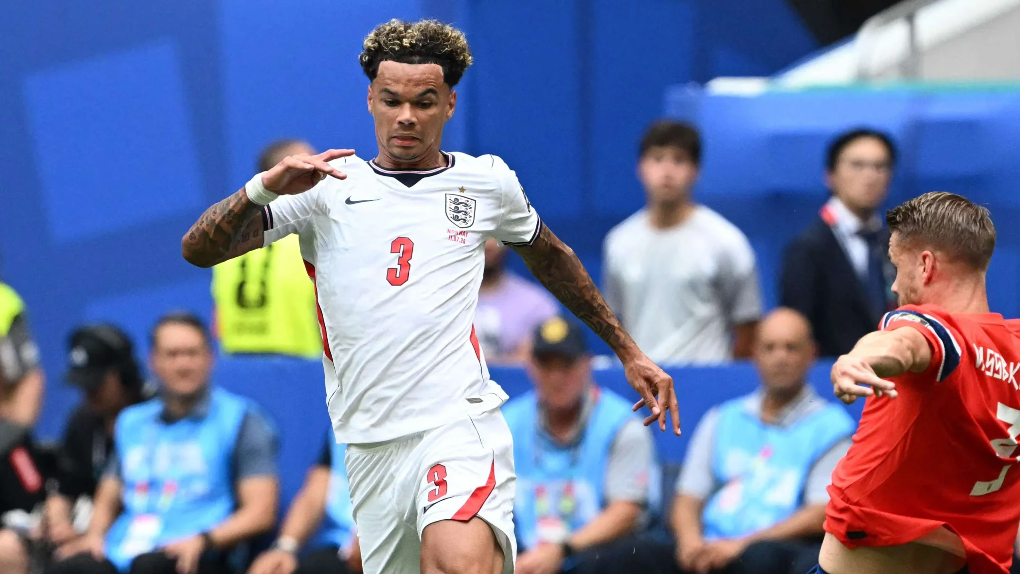 لاعب إنجليزي يرتدي الرقم 3 يراوغ لاعب نرويجي في مباراة كرة قدم ضمن منافسات كأس العالم تحت 20 عاماً في ميامي.