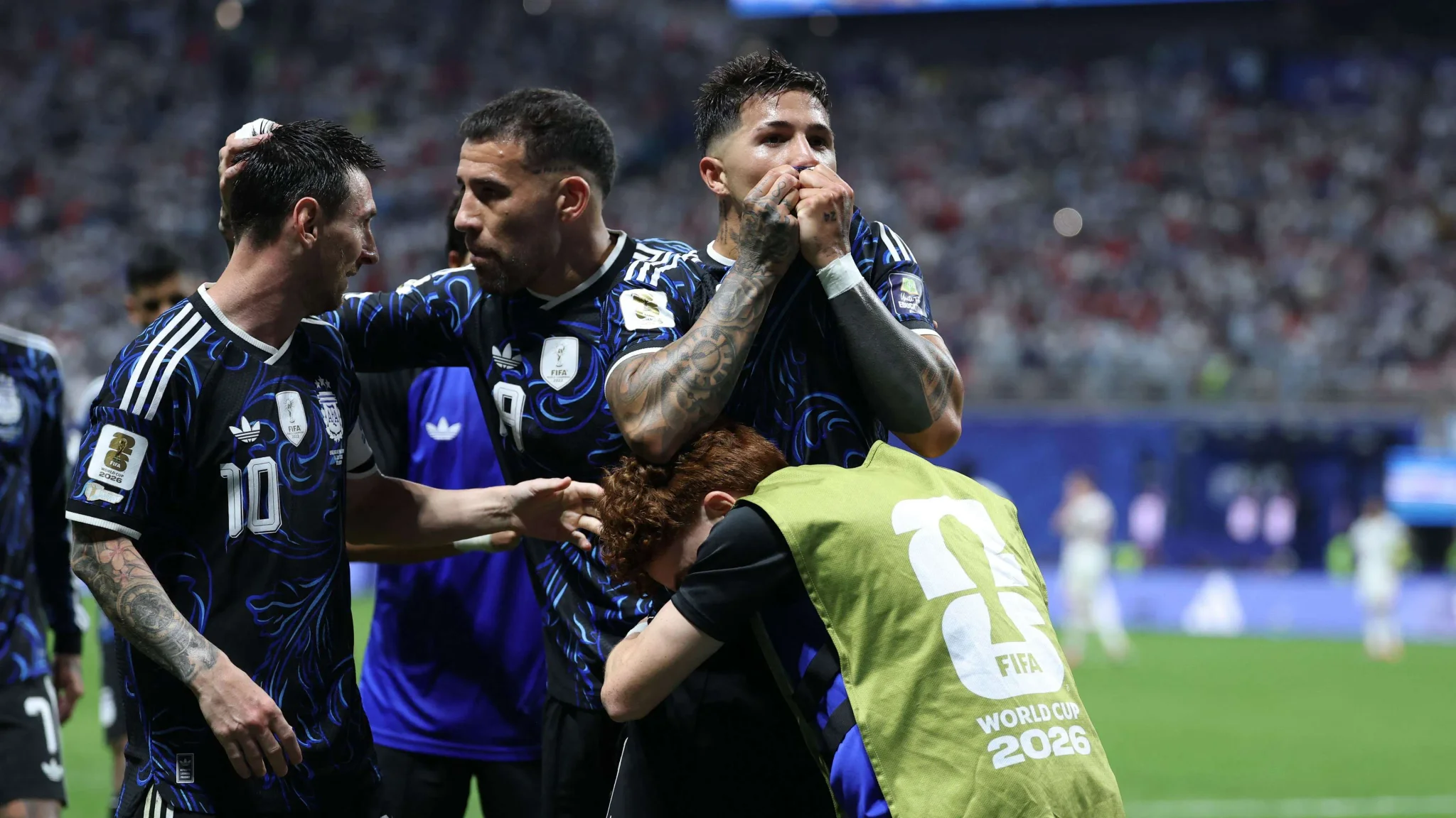لاعبو المنتخب الأرجنتيني يحتفلون مع ليونيل ميسي بعد هدف في مباراة كأس العالم 2026، تعبير عن وداع نجم رقم 10.