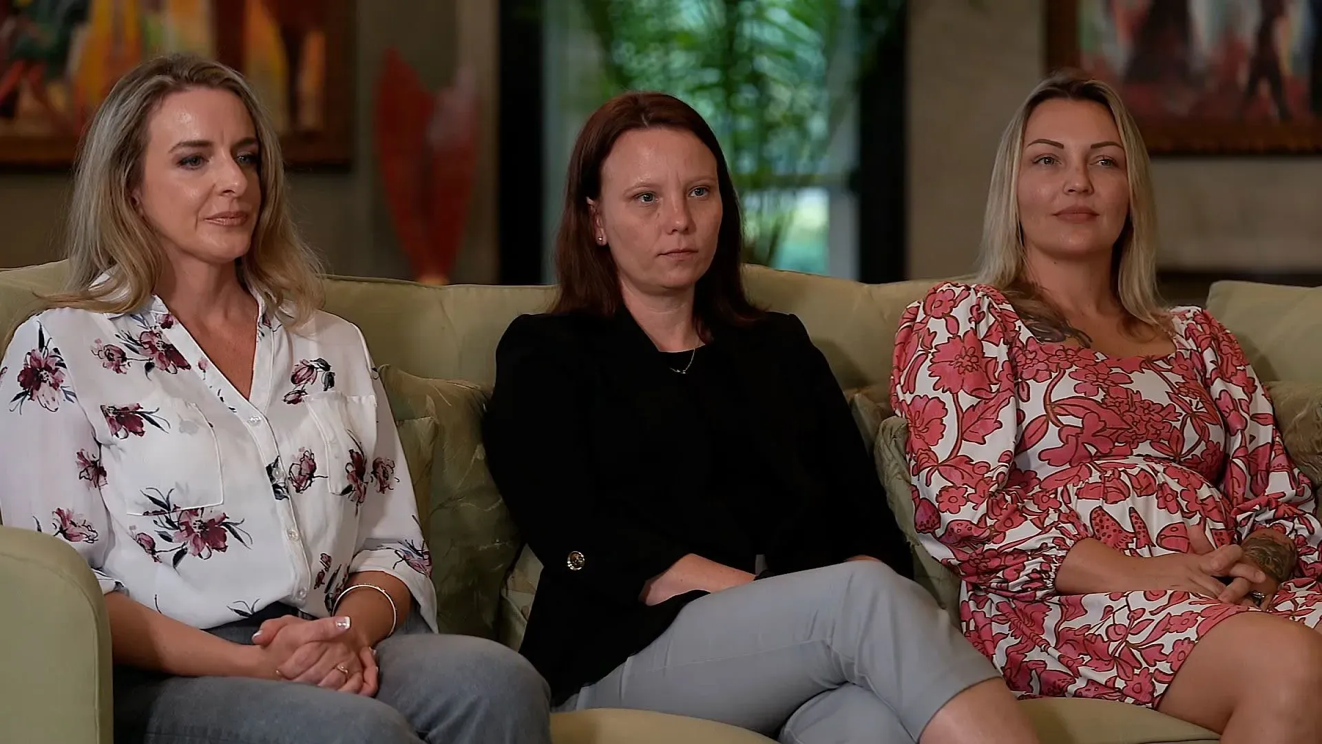 مجموعة من النساء يجلسن معًا، يعبرن عن مشاعرهن حول تجاربهن مع جيفري إيبستين، ويظهرن قوة التضامن بينهن.