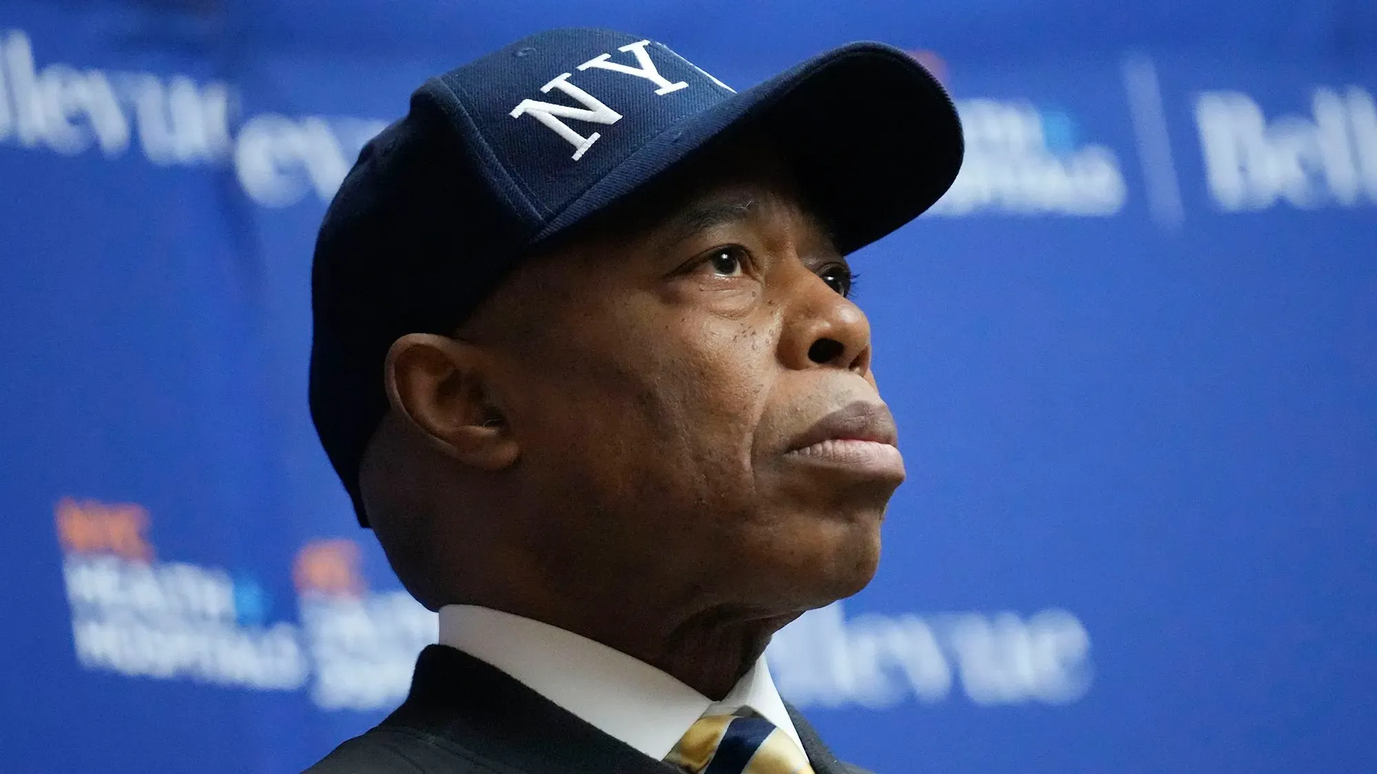 إريك آدامز، عمدة نيويورك، يستمع إلى جلسة استماع بشأن طلب وزارة العدل إسقاط التهم ضده وسط جدل قانوني وسياسي.