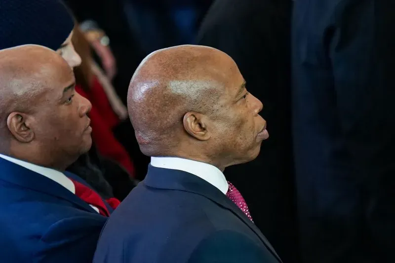 تجمع قادة الأحزاب والمناصرون أمام مبنى البلدية في نيويورك، مطالبين باستقالة العمدة إريك آدامز بسبب الأزمات السياسية والقانونية.