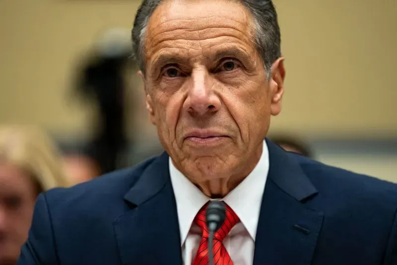 مظهر جاد للحاكم السابق أندرو كومو خلال جلسة استماع، يعكس التوترات السياسية في نيويورك وسط دعوات لاستقالة العمدة إريك آدامز.