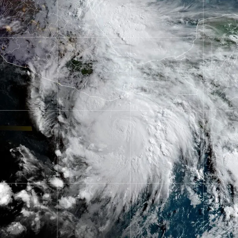 إعصار إريك يظهر في صورة الأقمار الصناعية، مع سحب كثيفة وعواصف قوية تقترب من الساحل الجنوبي للمكسيك، مما يهدد بفيضانات وأضرار.