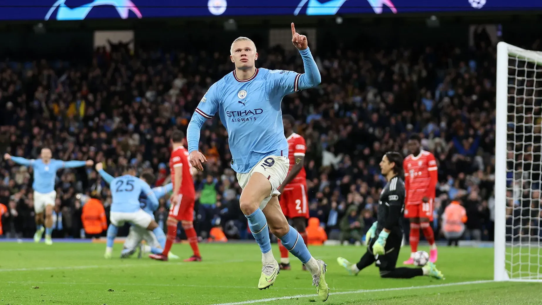 إرلينغ هالاند يحتفل بتسجيل هدف مع مانشستر سيتي، حيث يبرز تألقه في الدوري الإنجليزي الممتاز بعد تجديد عقده حتى 2034.