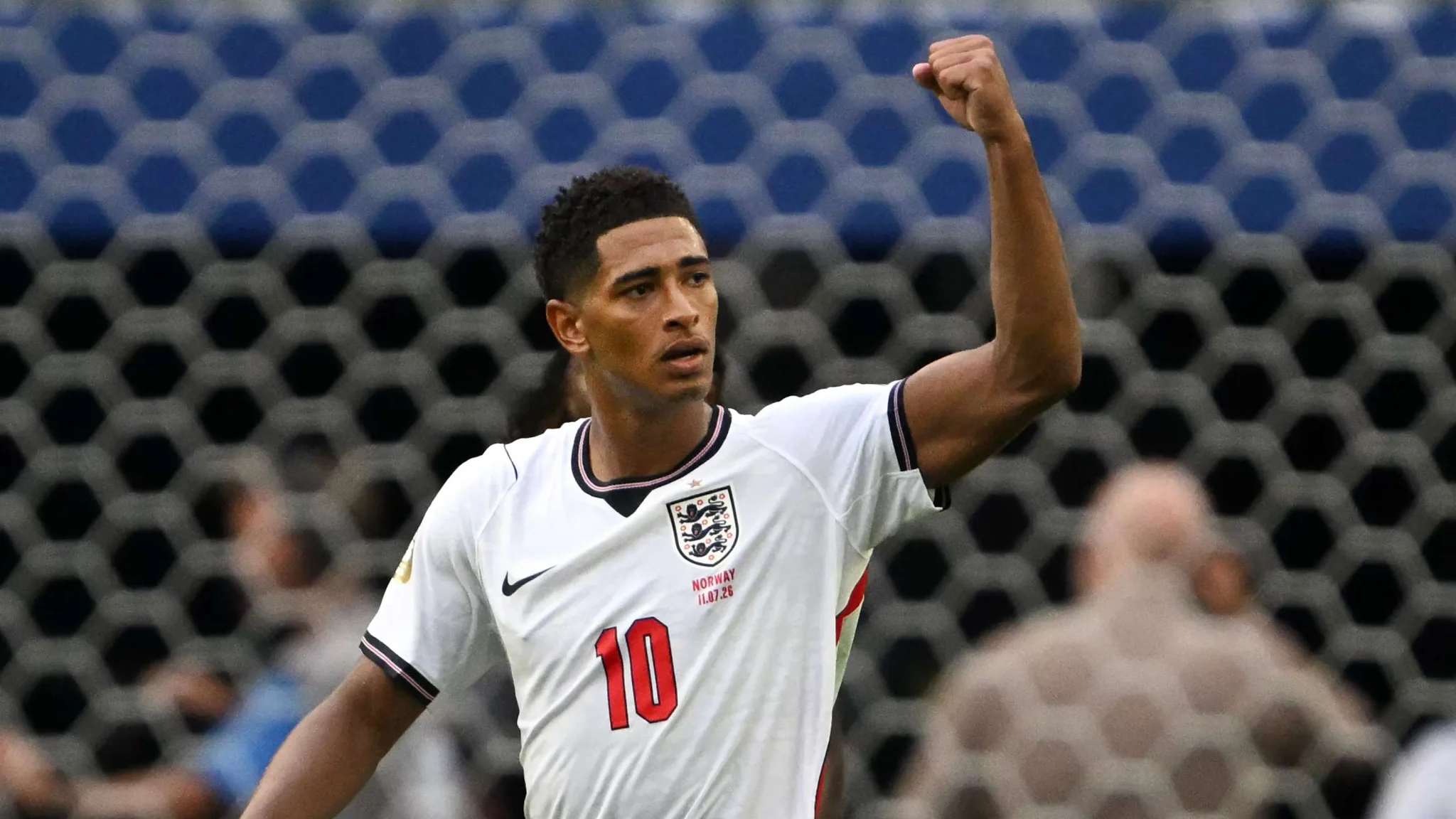 جود بيلينغهام لاعب وسط إنجلترا يرفع يده احتفالاً بعد تألقه في مباراة ربع نهائي كأس العالم ضد النرويج.