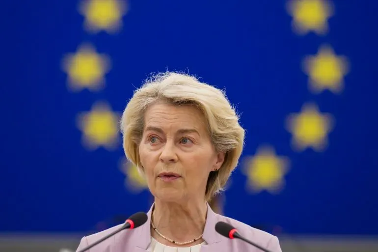 أورسولا فون دير لاين، رئيسة المفوضية الأوروبية، تتحدث خلال مؤتمر صحفي في بروكسل حول الرسوم الجمركية والتجارة مع الولايات المتحدة.