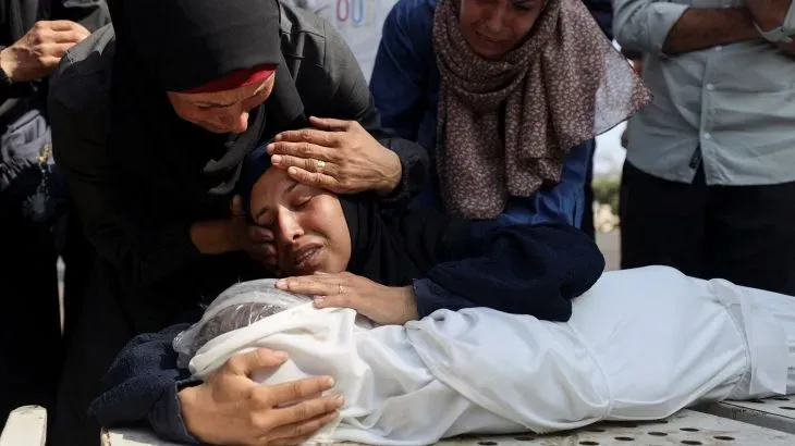 نساء يعبّرن عن حزنهنّ أثناء تأبين ضحية من ضحايا المجاعة في غزة، في مشهد يعكس الألم والمعاناة المتزايدة.