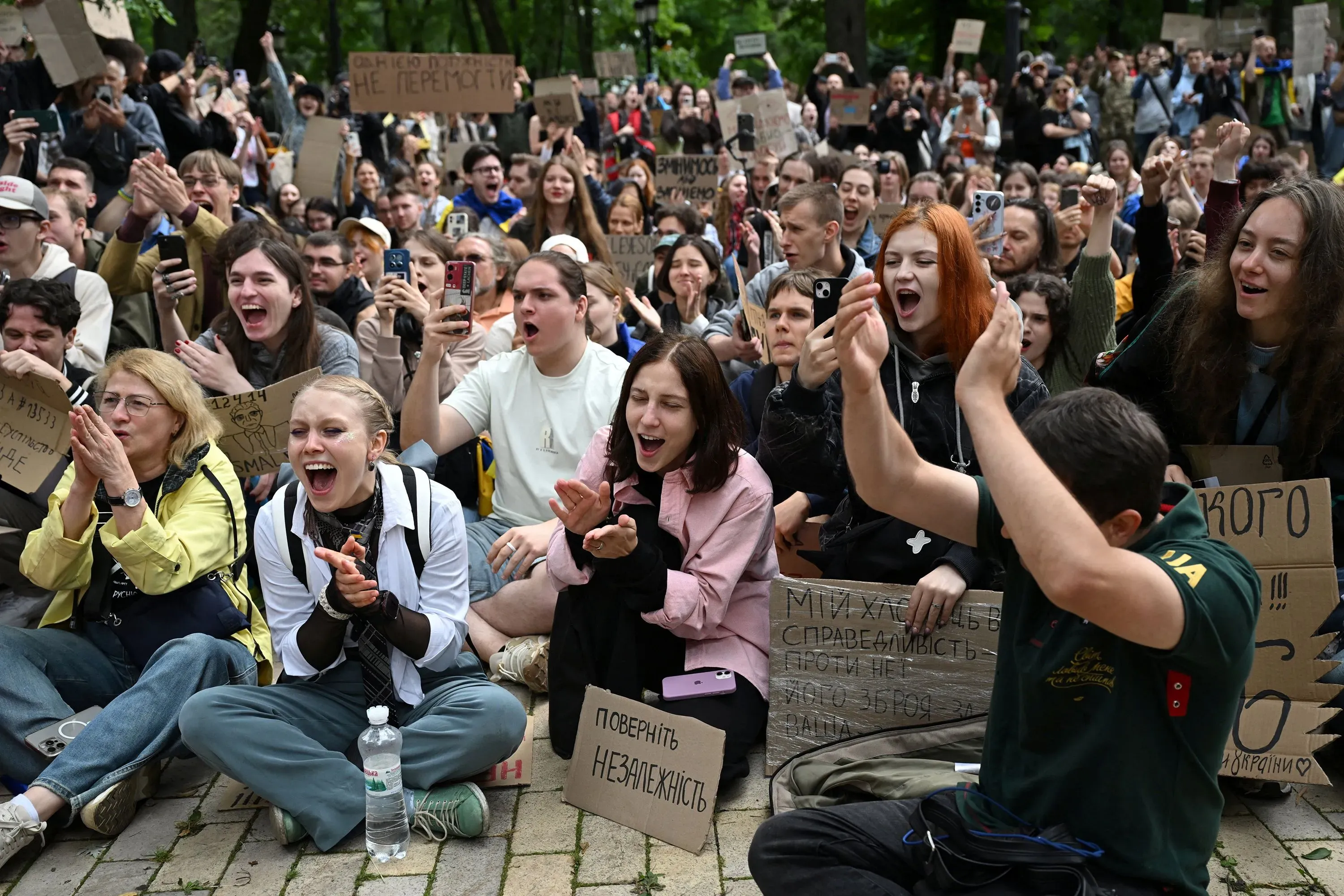 مظاهرة حاشدة في أوكرانيا حيث يجتمع المتظاهرون في ساحة عامة، يعبرون عن مطالبهم بإصلاحات مكافحة الفساد واستقلالية الهيئات الحكومية.