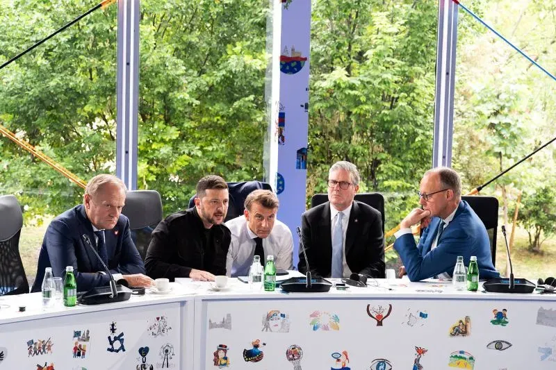 اجتماع قادة المملكة المتحدة والاتحاد الأوروبي في قمة تاريخية لمناقشة اتفاقيات جديدة بشأن الدفاع والهجرة والتجارة.