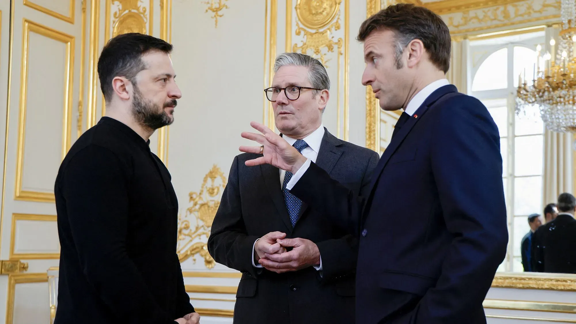 اجتماع بين الرئيس الأوكراني زيلينسكي ورئيس الوزراء البريطاني ستارمر والرئيس الفرنسي ماكرون، وسط نقاشات حول الدعم العسكري لأوكرانيا.