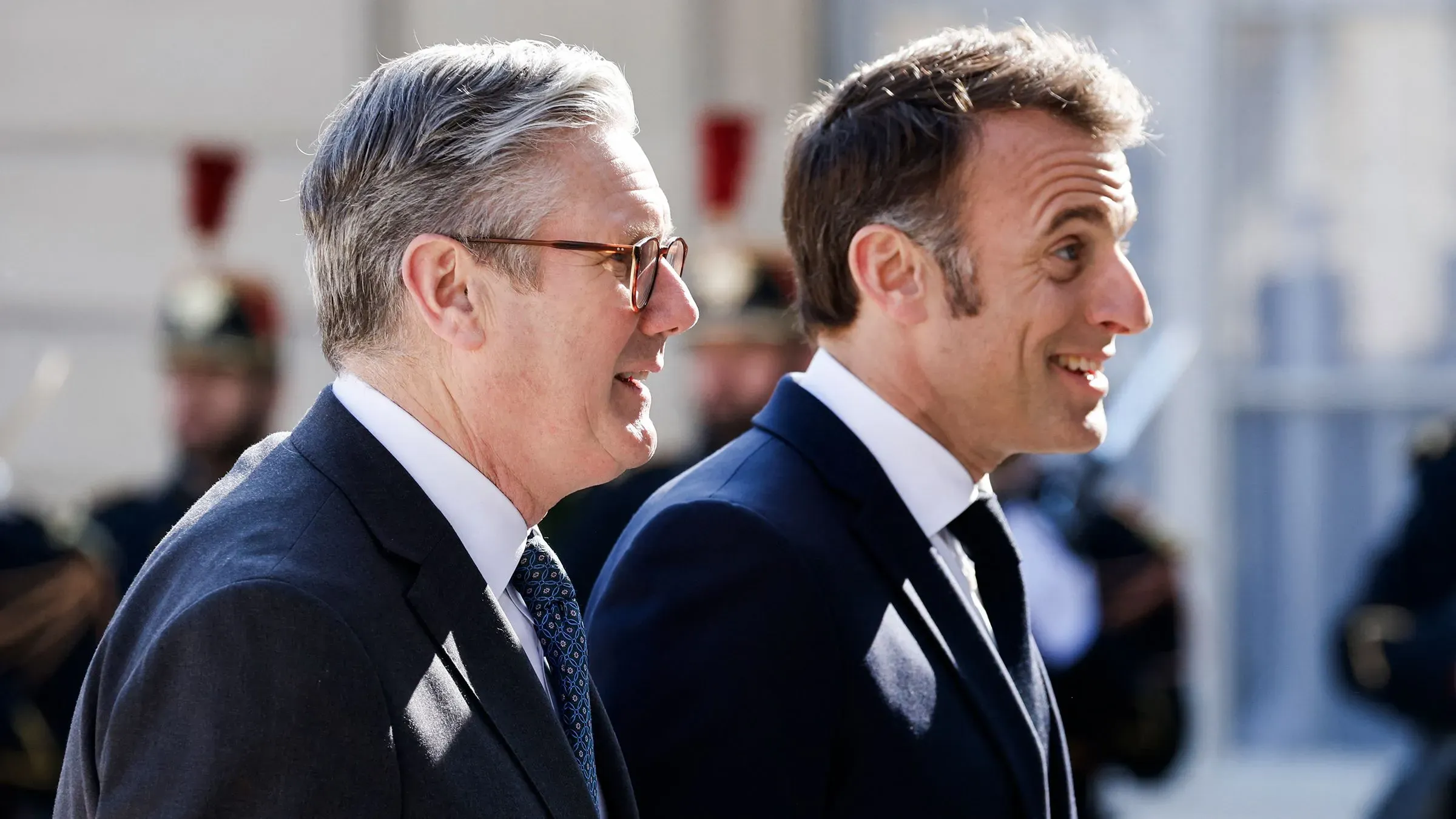 لقاء بين رئيس الوزراء البريطاني كير ستارمر والرئيس الفرنسي إيمانويل ماكرون في باريس، حيث يناقشان دعم أوكرانيا وتعزيز العقوبات على روسيا.