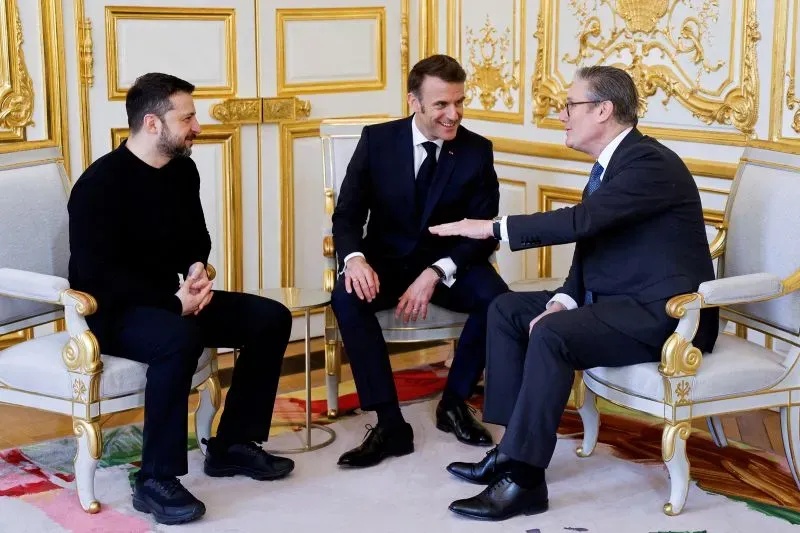 اجتماع ثلاثي بين الرئيس الأوكراني زيلينسكي والرئيس الفرنسي ماكرون ورئيس الوزراء البريطاني ستارمر، يناقش دعم أوكرانيا وخطط العقوبات ضد روسيا.
