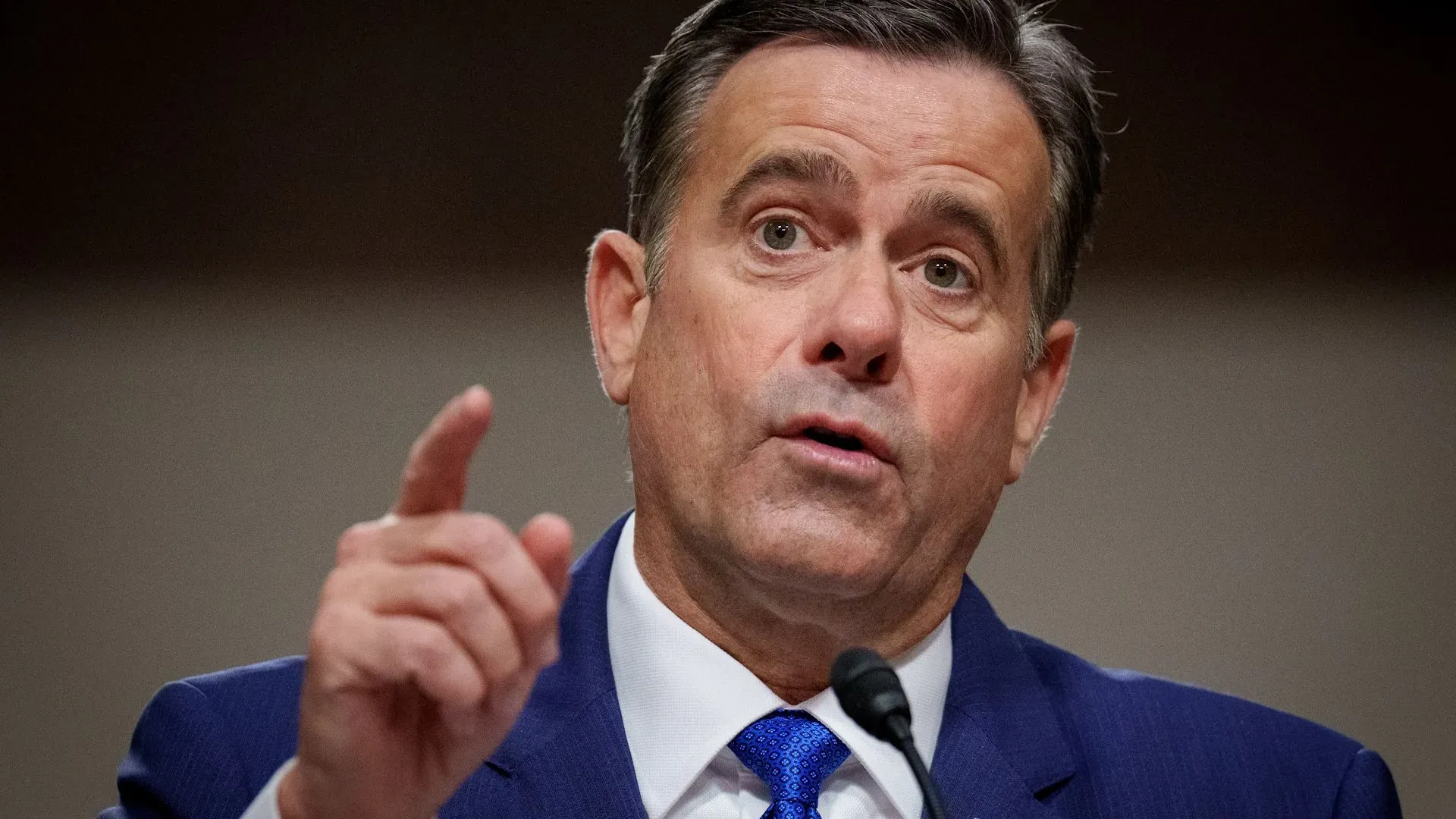 رجل يتحدث أثناء جلسة رسمية، مع التركيز على تعبيراته الجادة، في سياق مناقشات حول الحرب في أوكرانيا.