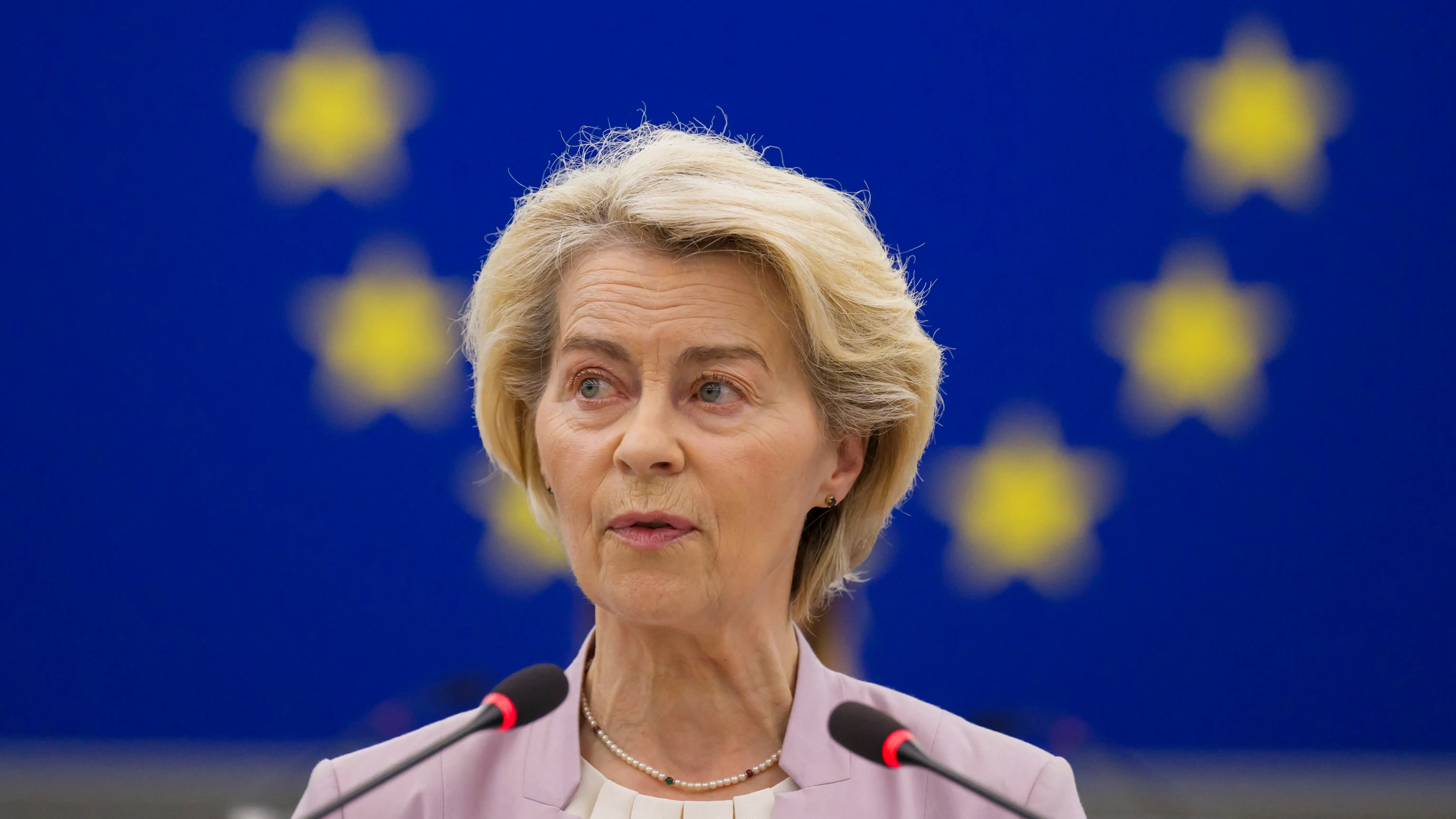 أورسولا فون دير لاين تتحدث في البرلمان الأوروبي، تواجه اقتراح حجب الثقة بسبب انتقادات حول إدارتها لجائحة كوفيد-19.