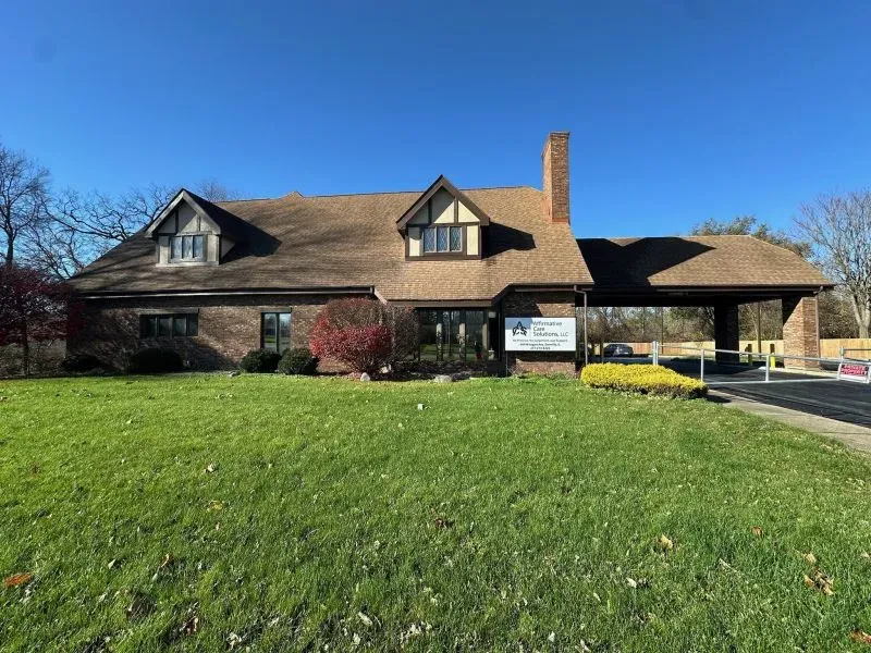 مبنى عيادة للإجهاض في دانفيل بولاية إلينوي، مع حديقة خضراء وأشجار، حيث تقدّم خدمات الإجهاض بعد محظورات إنديانا.