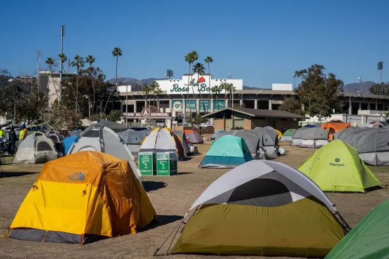 مخيم مؤقت في لوس أنجلوس يحتوي على خيام ملونة، قرب ملعب "روز بول"، وسط دعم المجتمع للمتضررين من الحرائق.