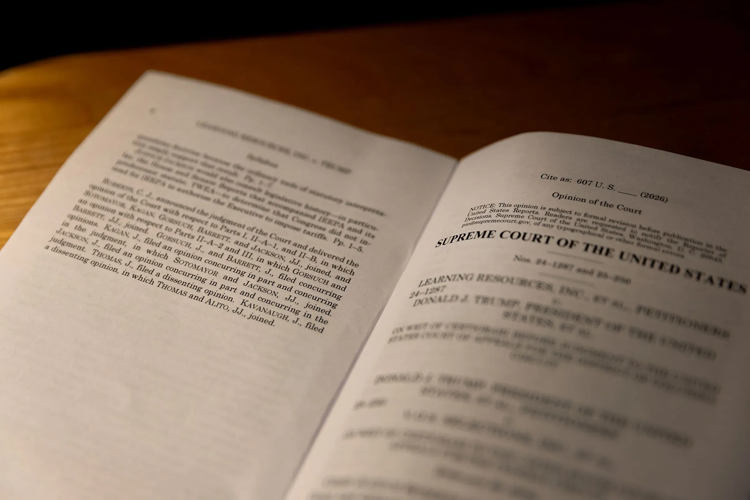 نص قرار المحكمة العليا الأمريكية حول قضية التعريفات الجمركية، مع تفاصيل حول الآراء المختلفة للقضاة وتأثيرها على القانون.