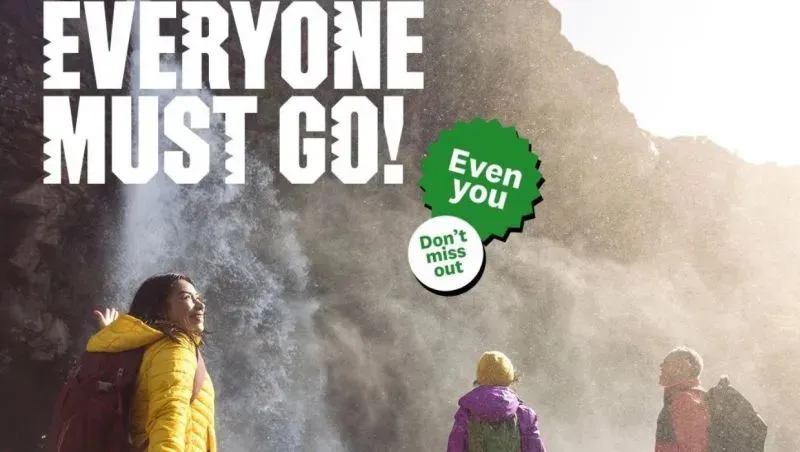 حملة السياحة النيوزيلندية الجديدة تحت شعار "يجب أن يذهب الجميع!"، تظهر سياحًا يستمتعون بالمناظر الطبيعية الخلابة.