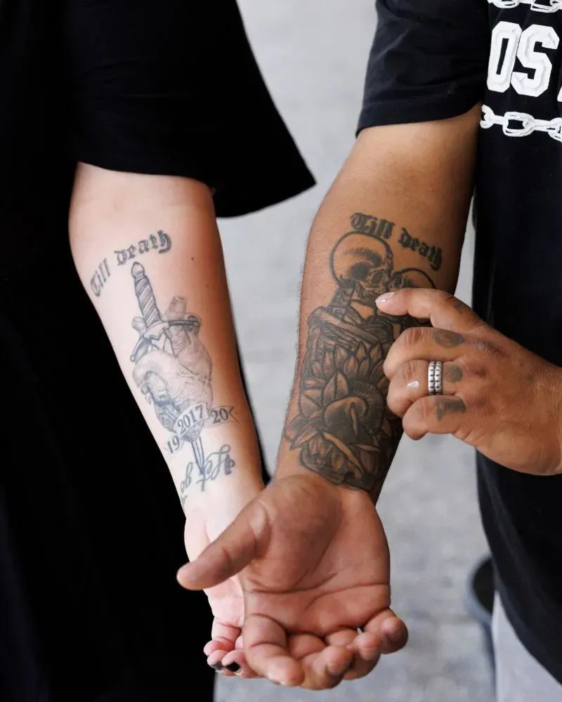 تظهر الصورة ذراعي ساشا وخوليو، حيث تتزين بشتى أنواع الوشوم، تعبيرًا عن ارتباطهما العاطفي وقصة حياتهما المشتركة.