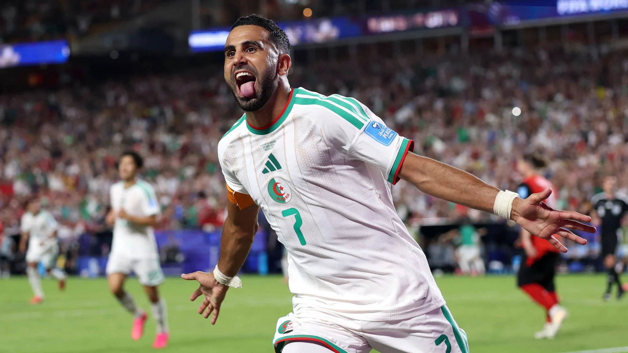 رياض محرز يحتفل بحماس مرتدياً زي المنتخب الجزائري في مباراة كأس العالم 2026 قبل إعلان اعتزاله الدولي بعد 12 سنة من العطاء.