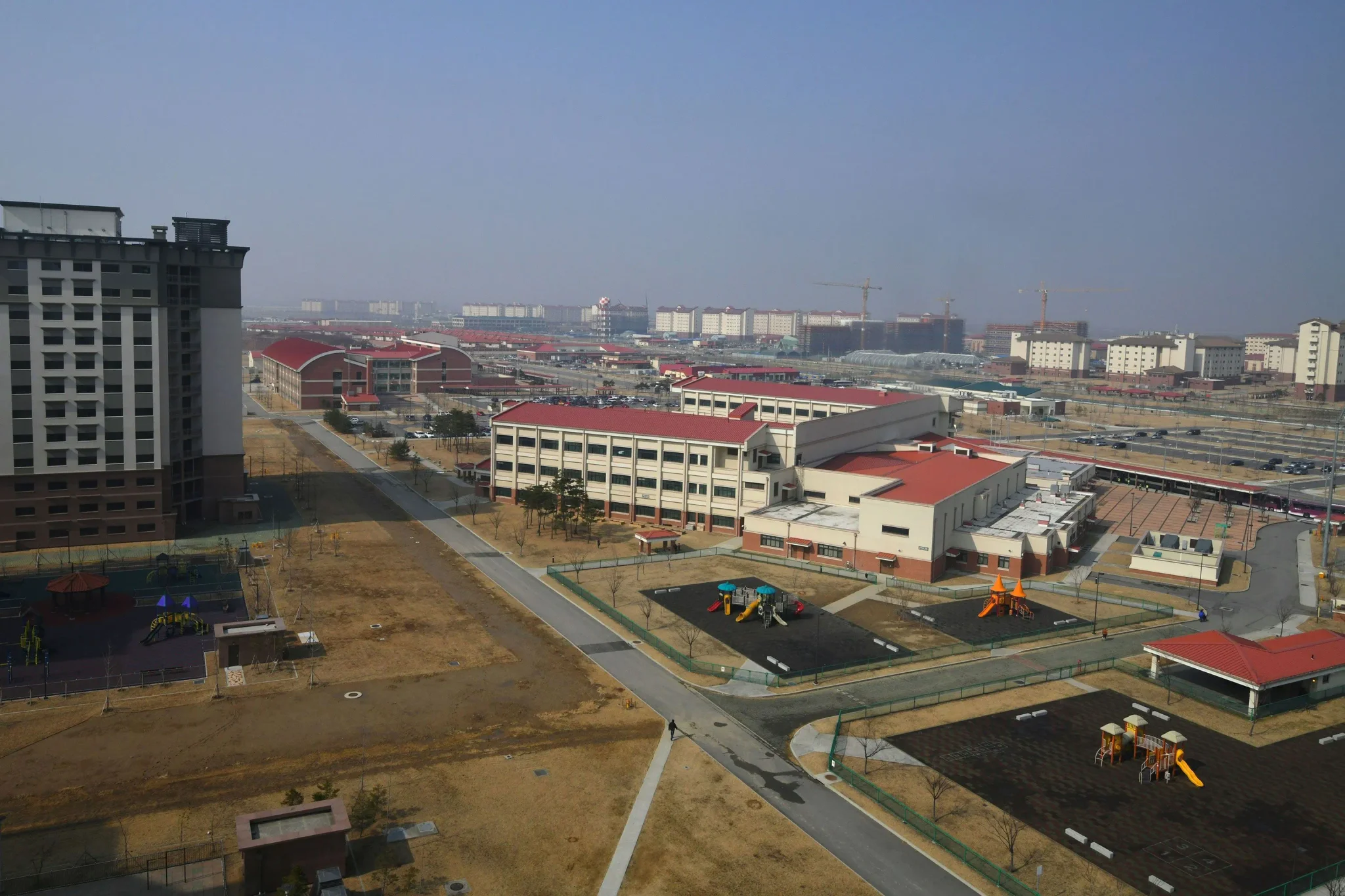 منظر جوي لقاعدة Camp Humphreys العسكرية في كوريا الجنوبية، مركز رئيسي للمناورات الأمريكية والكورية الجنوبية.