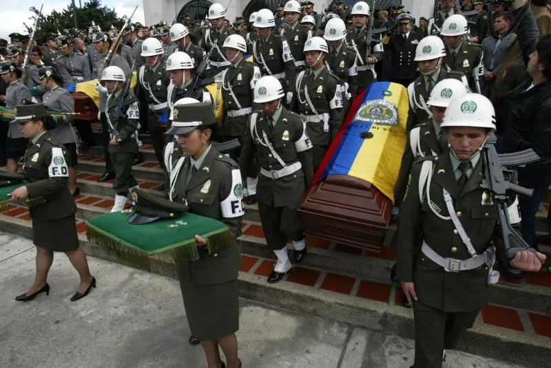 تشييع جثامين ضباط الشرطة الكولومبية الذين قتلوا خلال عملية مكافحة المخدرات، مع حضور عسكري رسمي ورفع الأعلام.