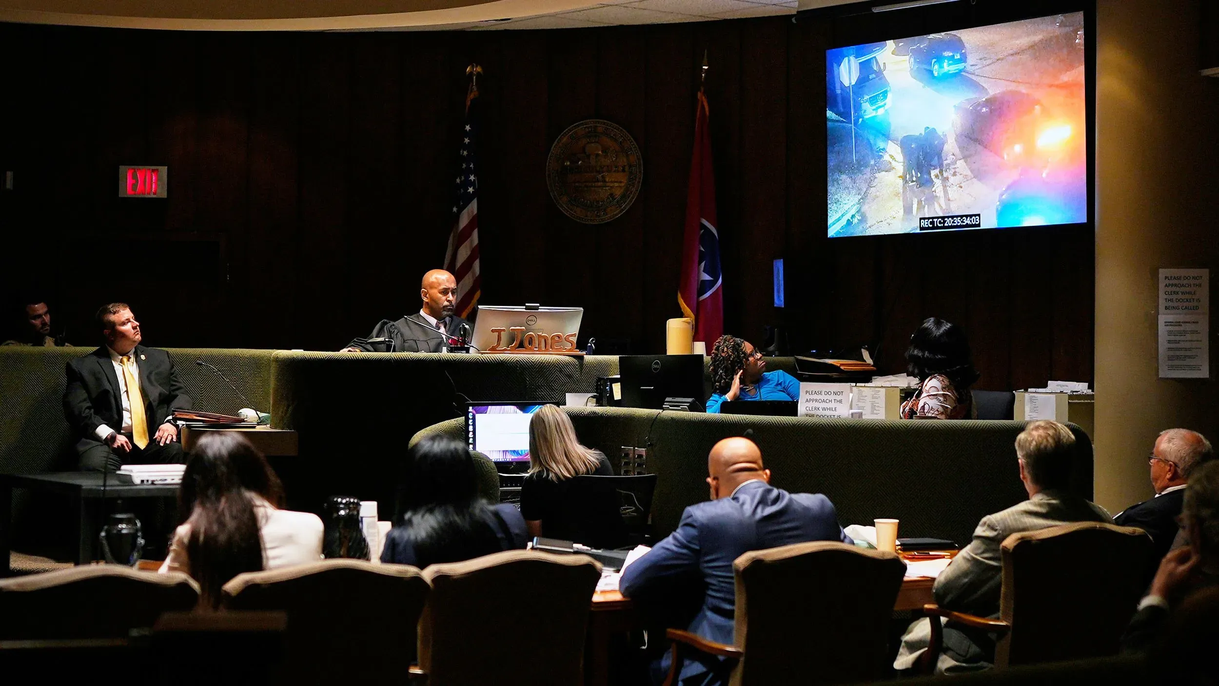 محكمة في تينيسي تعرض صورة للضحية تاير نيكولز أثناء محاكمة ضباط الشرطة المتهمين بالاعتداء عليه، مع وجود محامي الدفاع والقضاة في الخلفية.