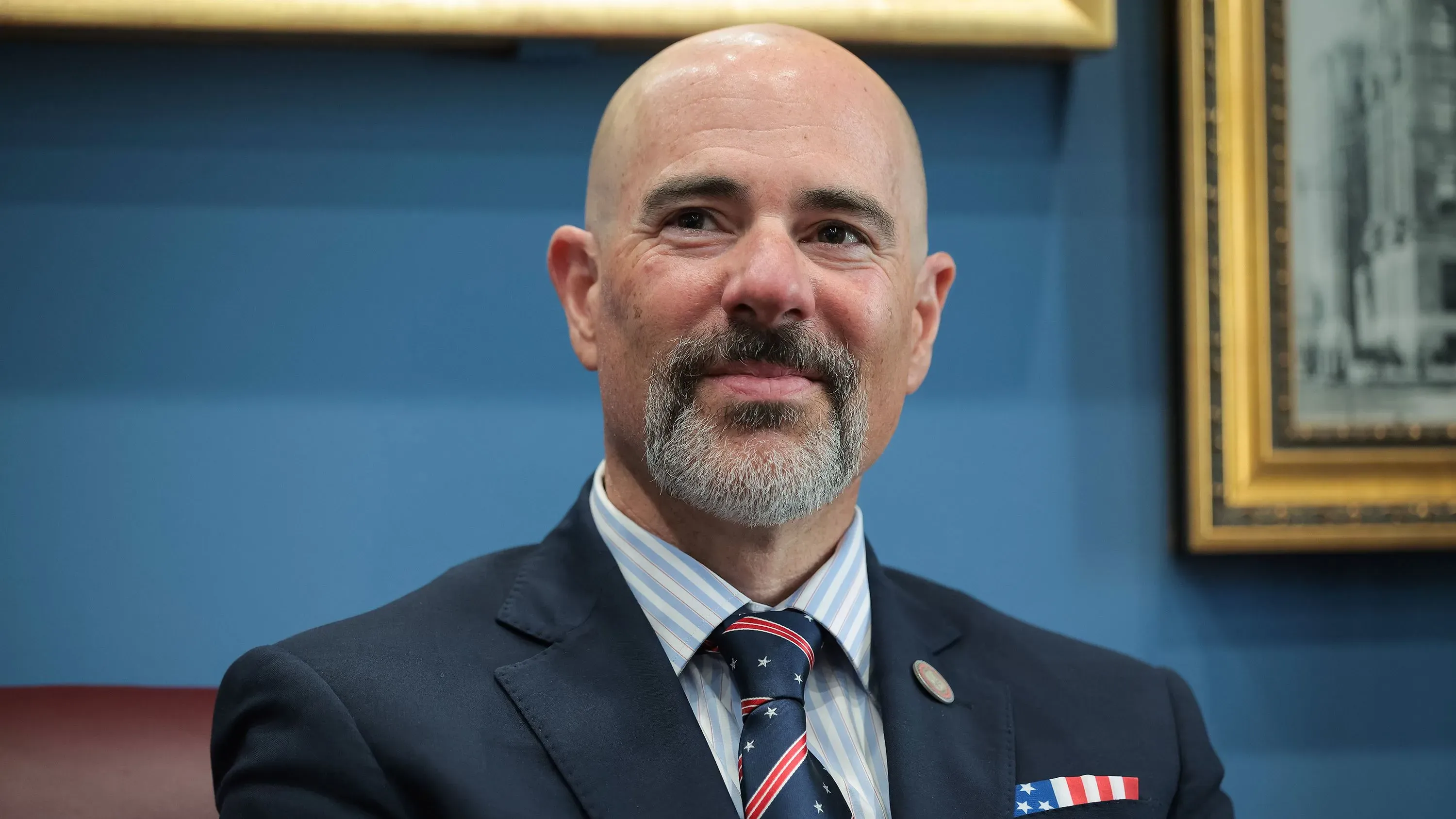 تيري كول، مرشح إدارة مكافحة المخدرات، مبتسم أثناء جلسة استماع في الكونغرس، وسط قضايا تتعلق بحوادث مميتة في كولومبيا والمكسيك.