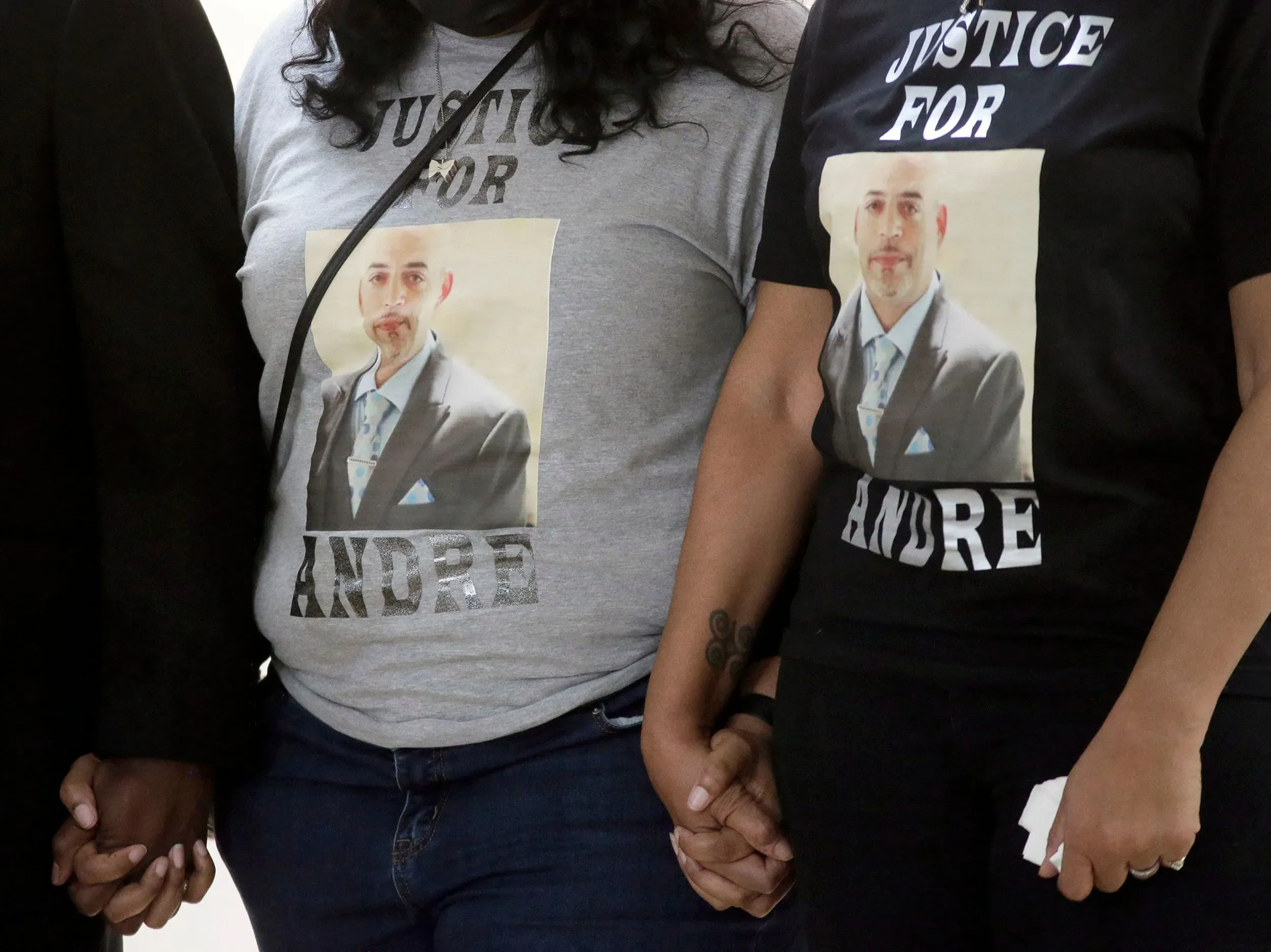أفراد من عائلة أندريه هيل يرتدون قمصانًا تحمل صورته وعبارة "العدالة لأندريه"، تعبيرًا عن دعمهم في قضية القتل التي تعرض لها.