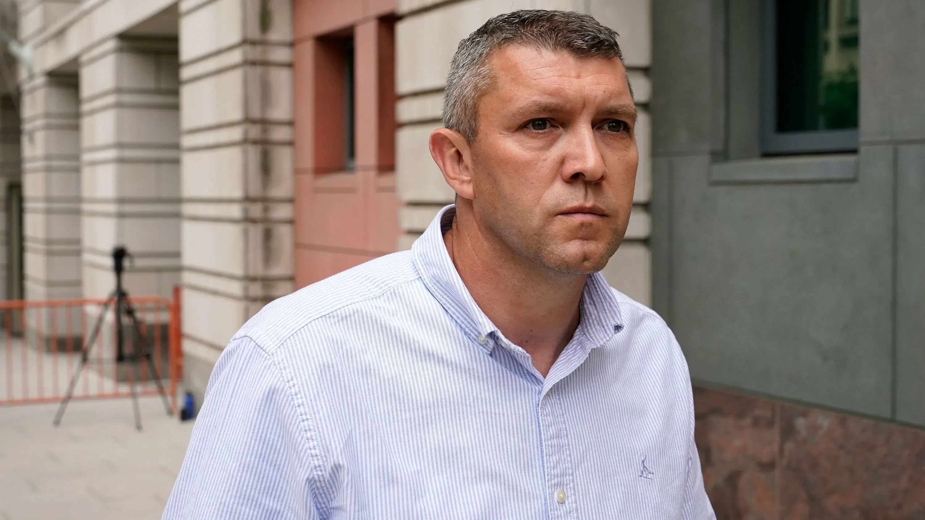 ملازم سابق في شرطة واشنطن، شين لاموند، يغادر المحكمة بعد الحكم عليه بالسجن 18 شهرًا لتسريب معلومات سرية تتعلق بتحقيق.