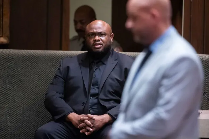 يظهر هالي في قاعة المحكمة، مرتديًا بدلة سوداء، وهو ينظر بجدية أثناء محاكمة تتعلق بقضية تاير نيكولز.