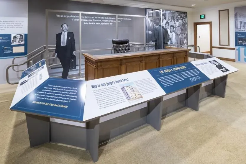 معرض يبرز مقعد قاضي محكمة المقاطعة الأمريكية رونالد ديفيز، مع معلومات عن حكم إلغاء الفصل العنصري في قضية براون ضد مجلس التعليم.