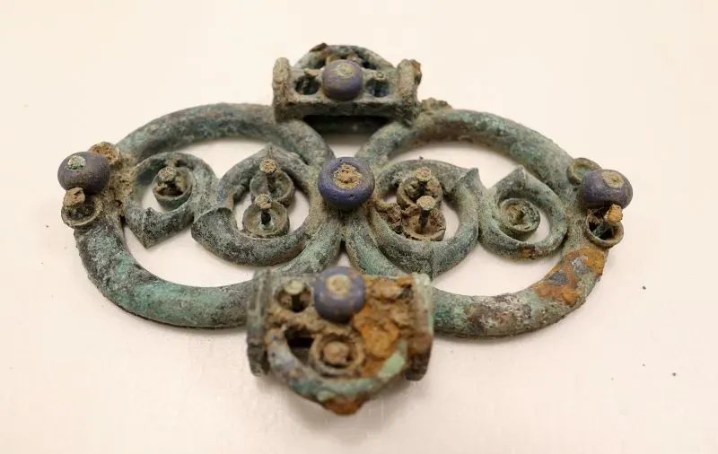 اكتشاف قطعة أثرية من العصر الحديدي مزينة بأحجار زجاجية، تعود لمجموعة Melsonby Hoard، تعكس ثراء الحياة في بريطانيا القديمة.