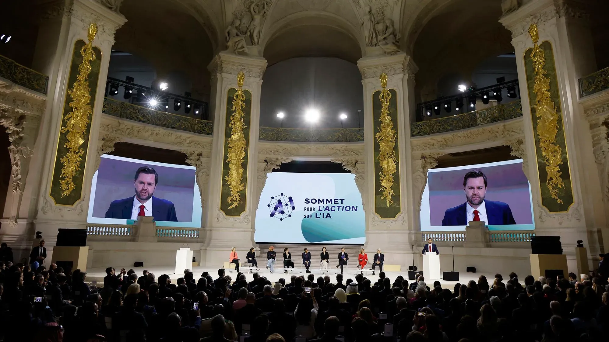 نائب الرئيس الأمريكي جيه دي فانس يتحدث في قمة الذكاء الاصطناعي في باريس، مع جمهور كبير ولقاءات جانبية على المسرح.