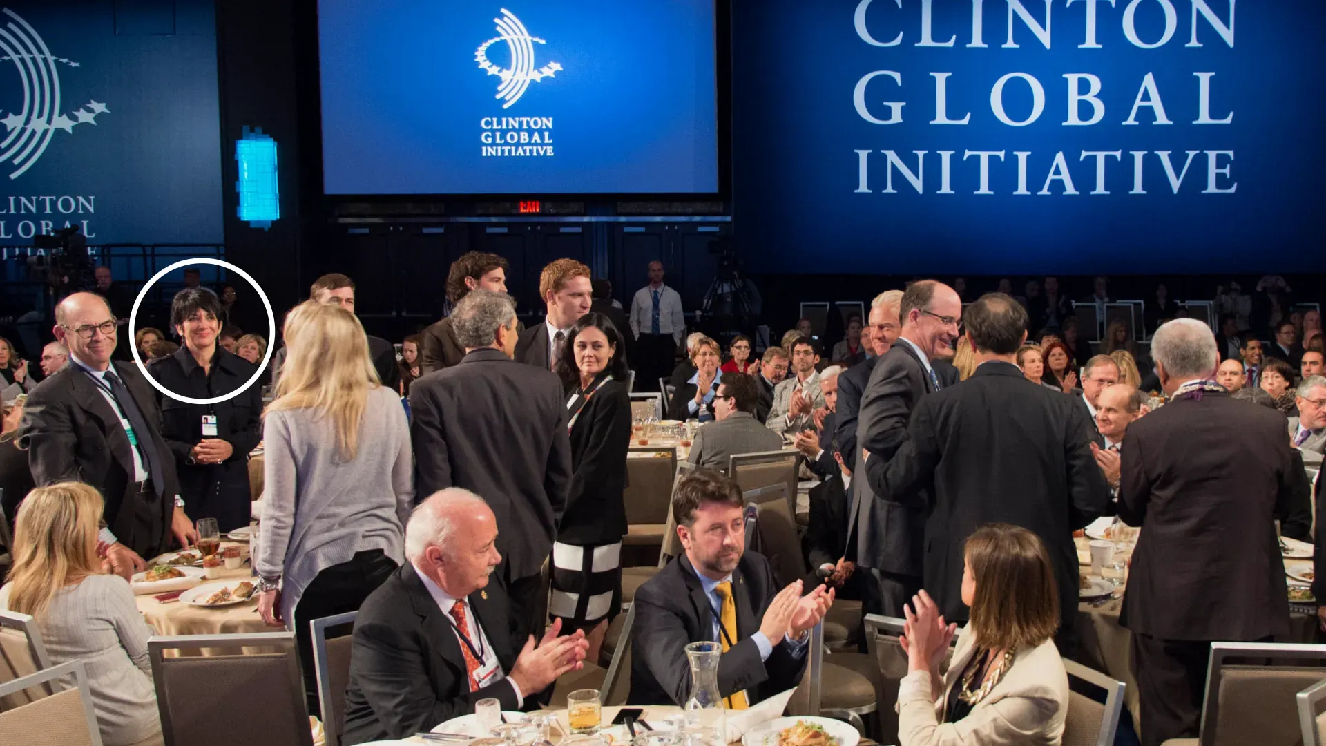 غيسلين ماكسويل تتلقى تكريمًا في مؤتمر مبادرة كلينتون العالمية عام 2013، وسط تصفيق الحضور، مع التركيز على مشروع تيرامار للحفاظ على المحيطات.