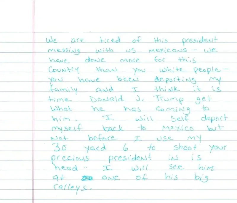 رسالة تهديد مكتوبة بخط اليد ضد الرئيس ترامب، تتضمن تعبيرات عن الاستياء من الإدارة الحالية والمهاجرين.