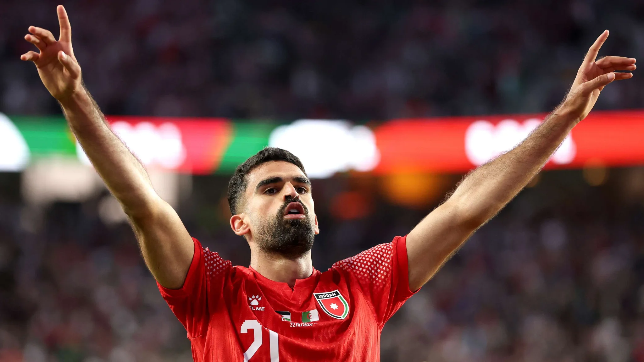 نزار الرشدان لاعب وسط المنتخب الأردني يرفع يديه خلال مباراة كأس العالم 2026 قبل انتقاله إلى نادي الوداد المغربي.