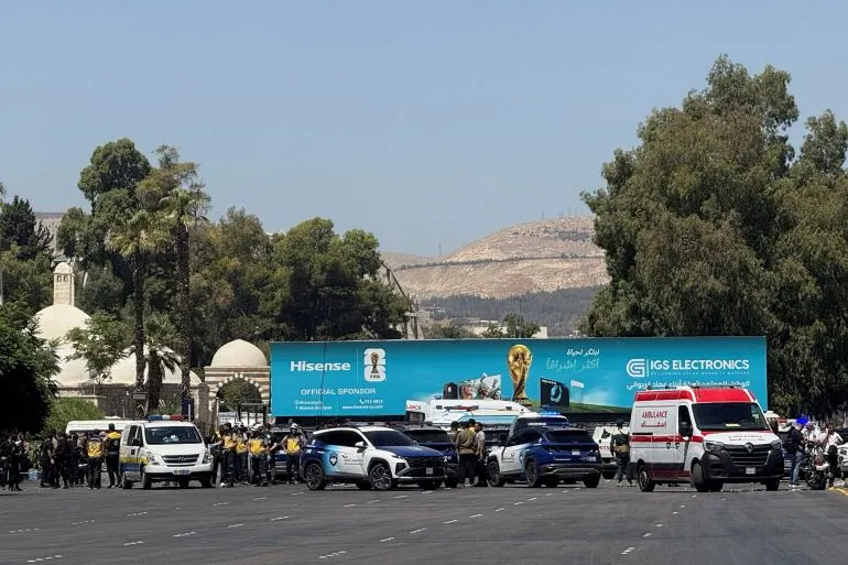 تجمع أمني وإسعافي في وسط دمشق بعد انفجارين استهدفا موكب الرئيس الفرنسي ماكرون خلال زيارته التاريخية لسوريا في 2024.