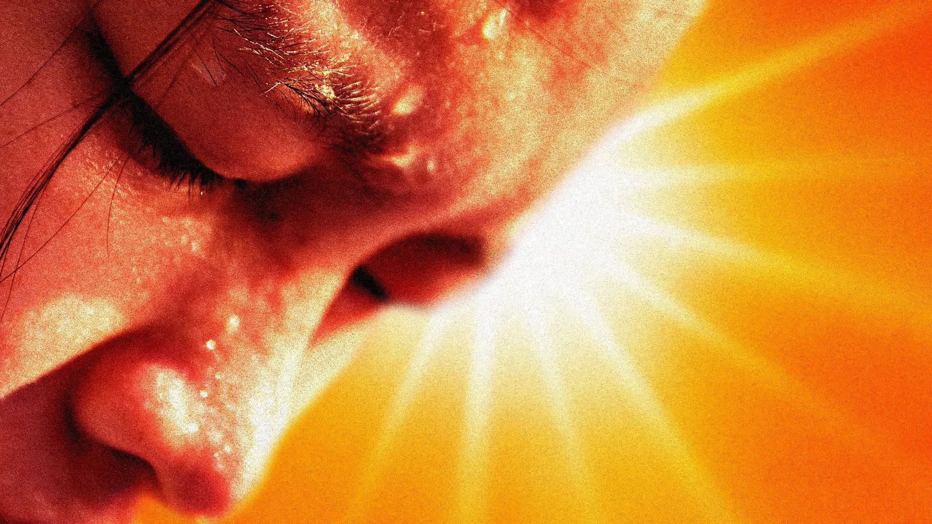 شخص يتعرق تحت أشعة الشمس الحارقة، مما يعكس تأثير الحرارة الشديدة على صحة الجسم وسرعة الشيخوخة.