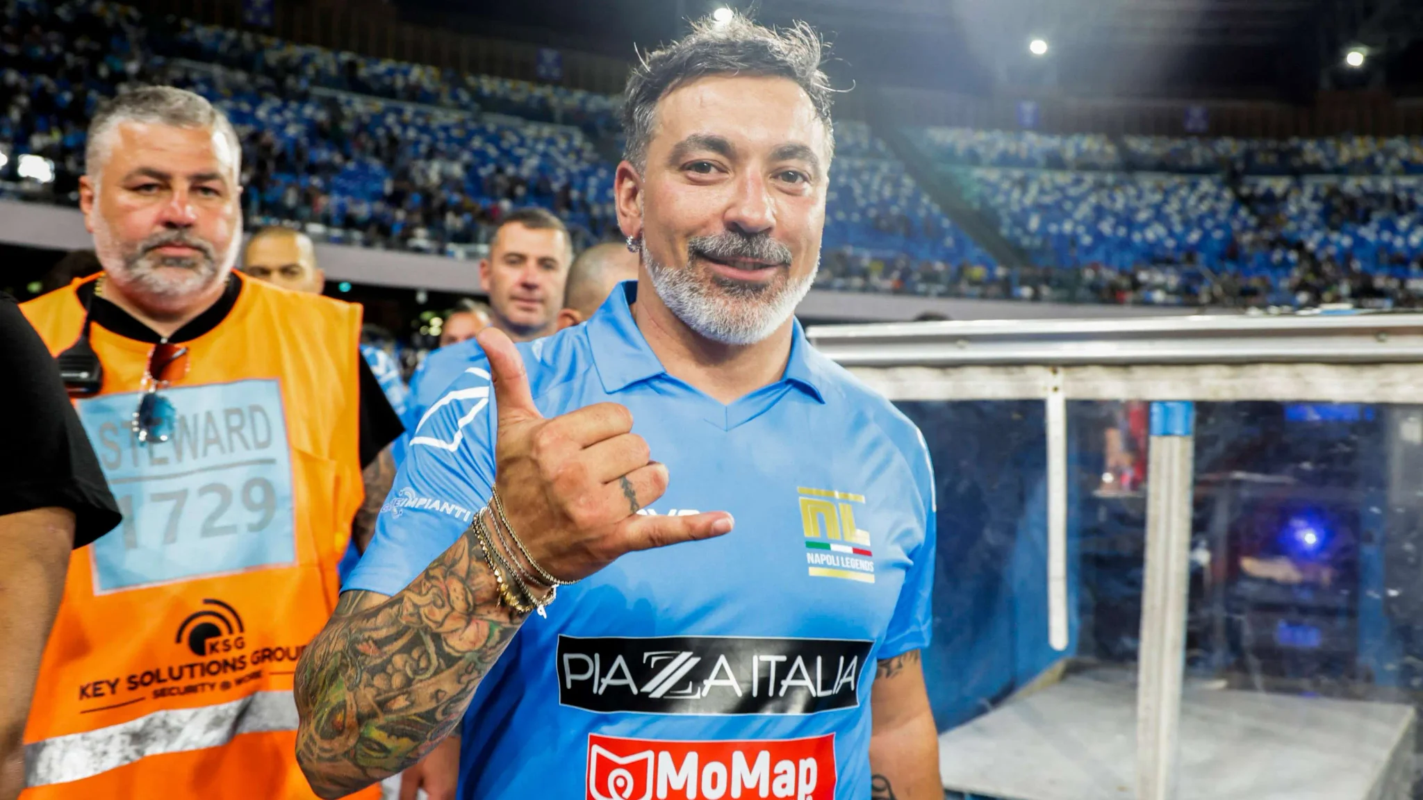 لافيتسي لاعب كرة قدم أرجنتيني سابق يظهر بإيماءة اليد في ملعب، يعكس رحلته مع الاكتئاب والتعافي بعد الاعتزال.