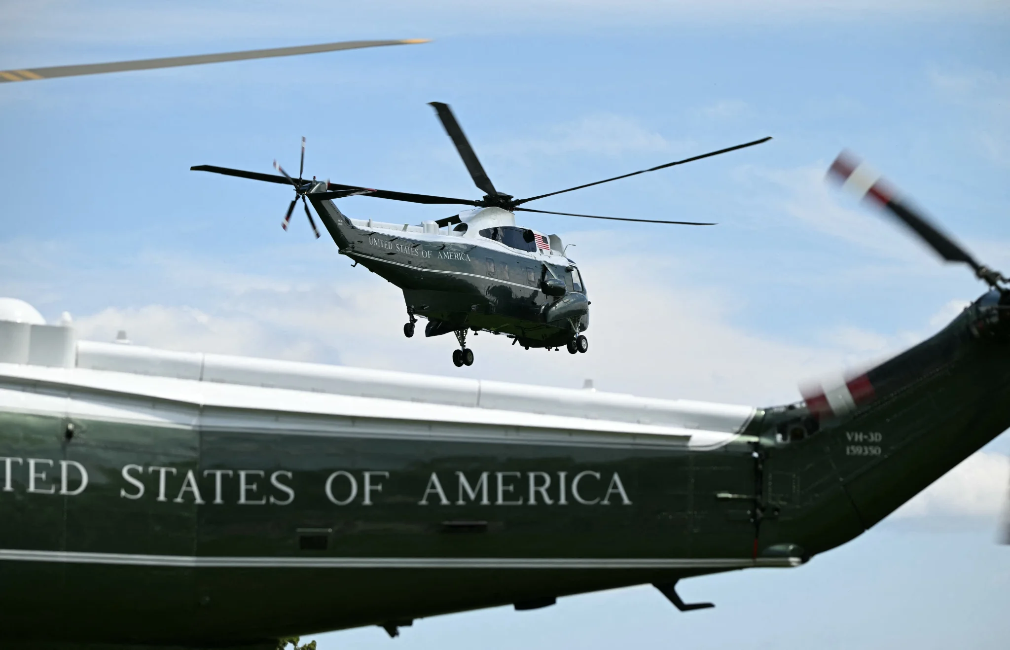 مروحية Marine One تحلق فوق مبنى البيت الأبيض في واشنطن وسط أجواء جوية مزدحمة وأحداث تحقيق FAA في حادثة سلامة جوية.