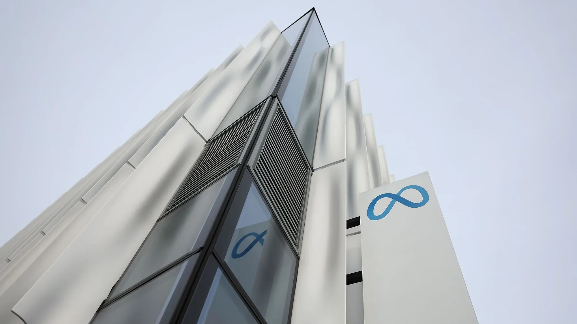 واجهة مبنى شركة ميتا، تظهر شعار الشركة بشكل واضح، مما يعكس البيئة التقنية والتجارية التي تعمل فيها.