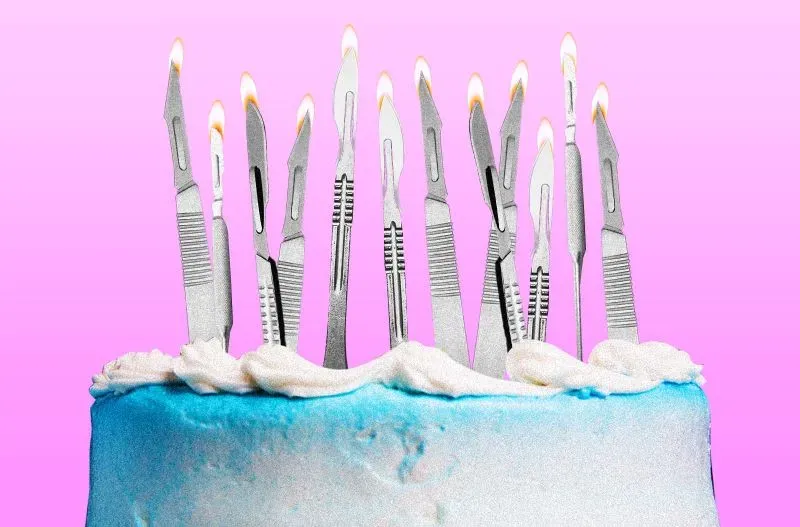 كيك مزين بقطع جراحية تشبه الشموع، تشير إلى موضوع عمليات التجميل والشباب، مع خلفية وردية تضفي طابعًا احتفاليًا.