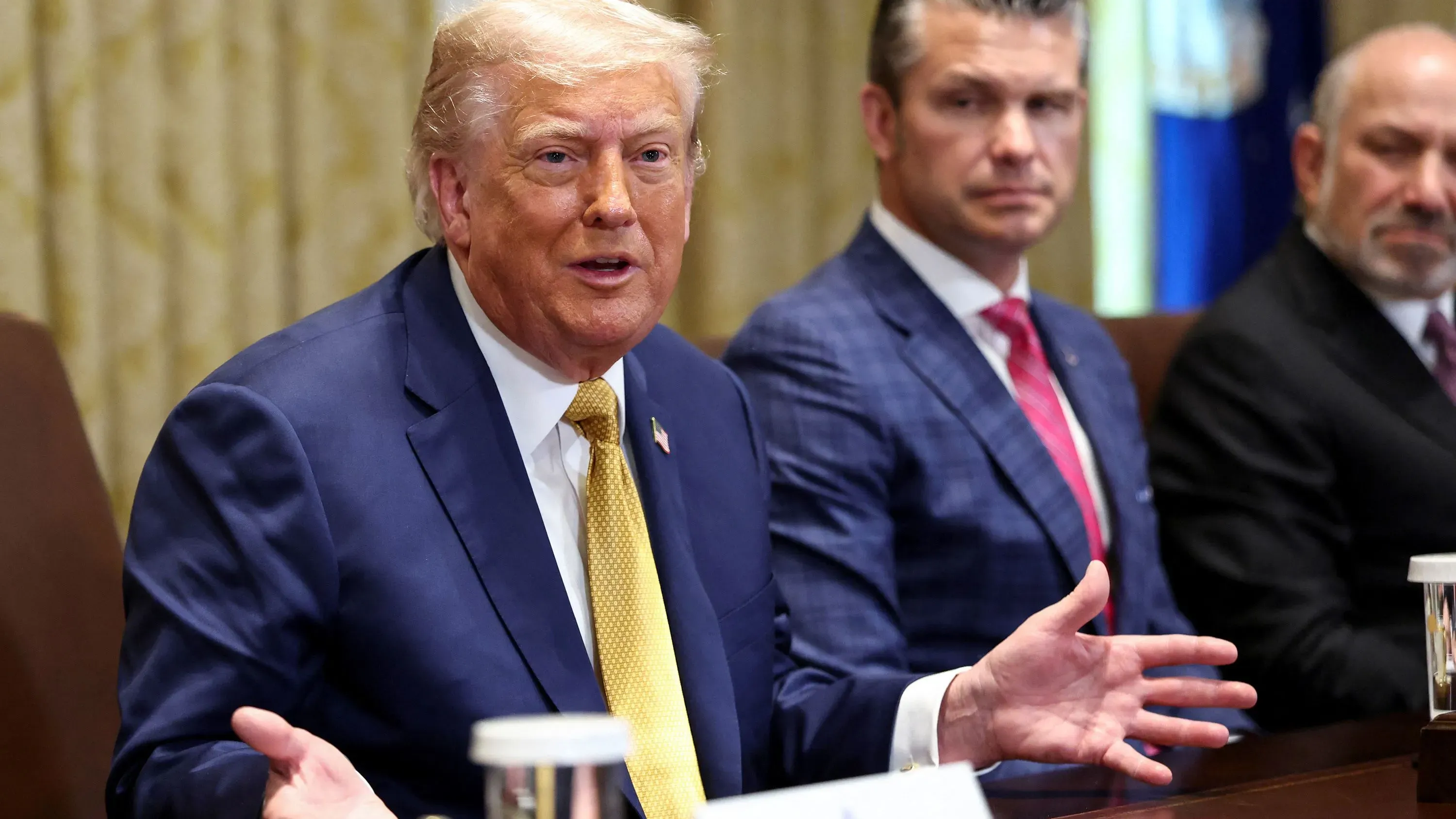 اجتماع لمجلس الوزراء في البيت الأبيض حيث يتحدث دونالد ترامب، مع التركيز على تصريحاته حول الاقتصاد والتعريفات الجمركية.