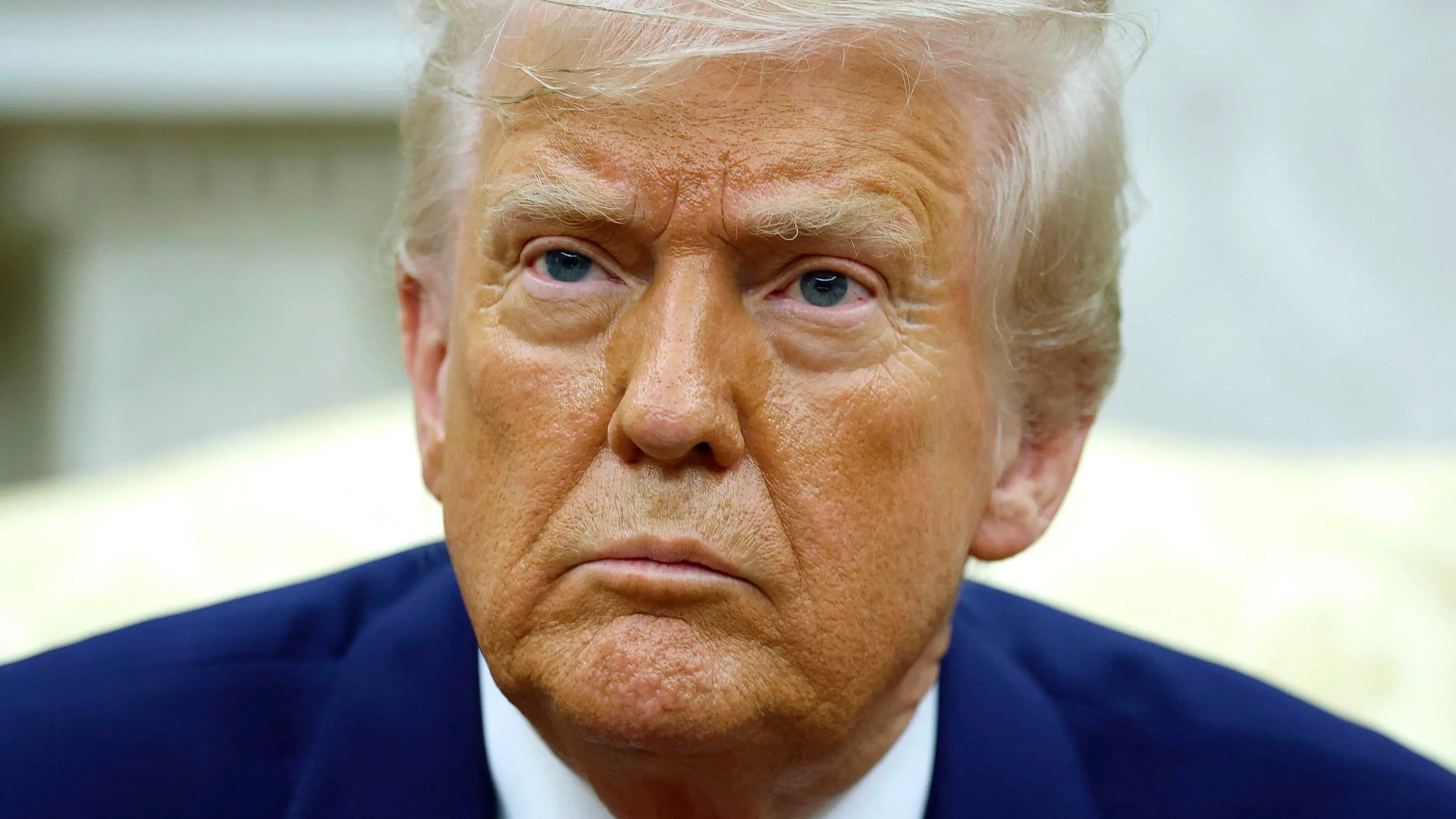 صورة مقربة للرئيس السابق دونالد ترامب، حيث يظهر بتعبير جاد أثناء حديثه عن العلاقات الأمريكية مع كوريا الجنوبية.