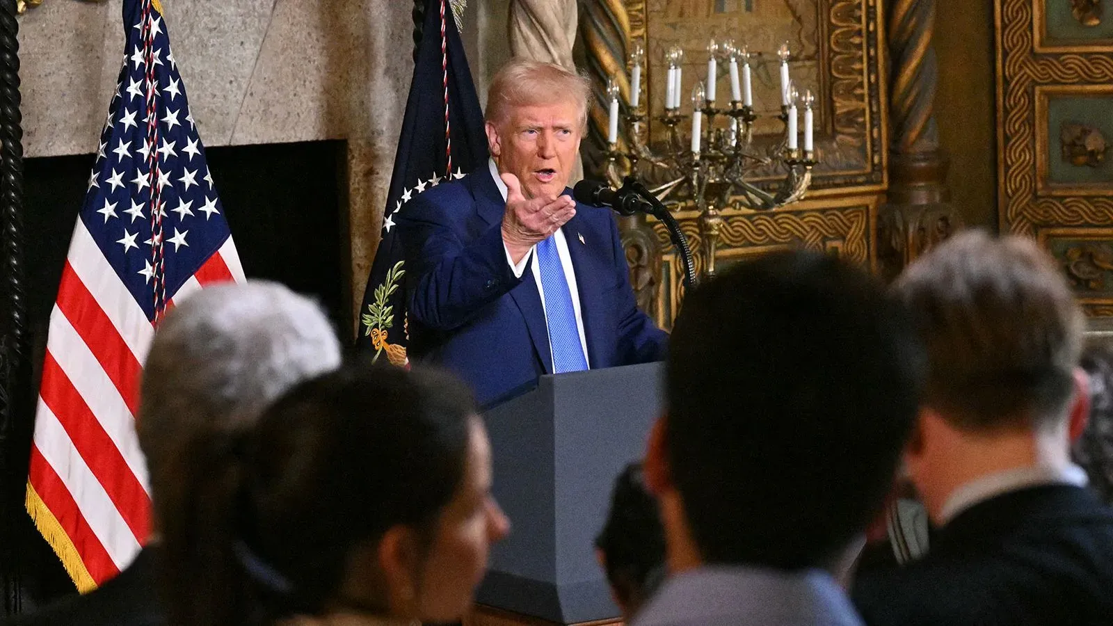 تصريح الرئيس ترامب حول أوكرانيا خلال مؤتمر صحفي، مع العلم أنه يشير إلى انخفاض مزعوم في تأييد زيلينسكي، بينما تشير الحقائق إلى عكس ذلك.